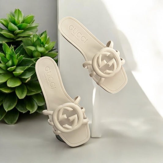 fmaous brand slide white/beige