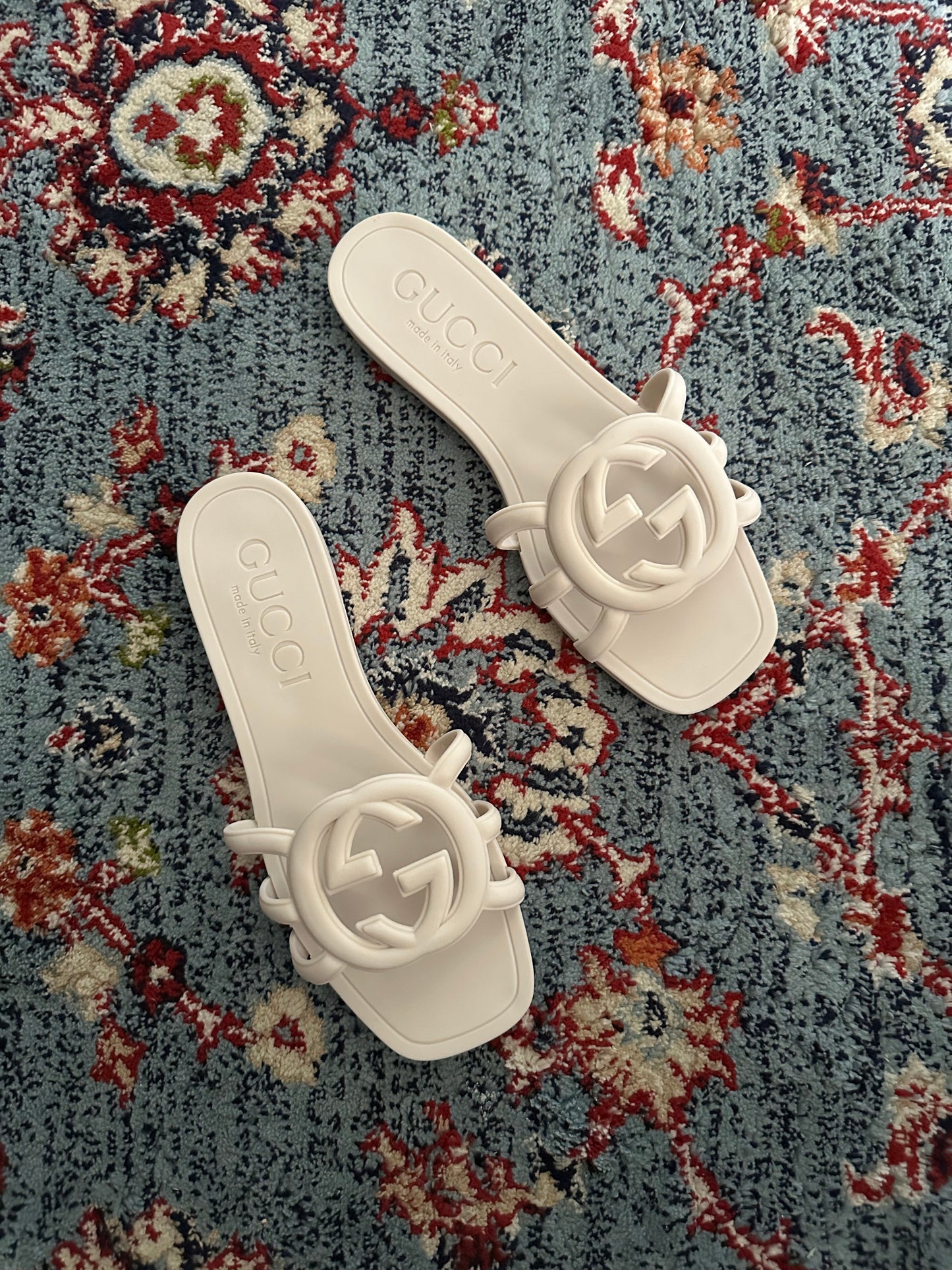 fmaous brand slide white/beige