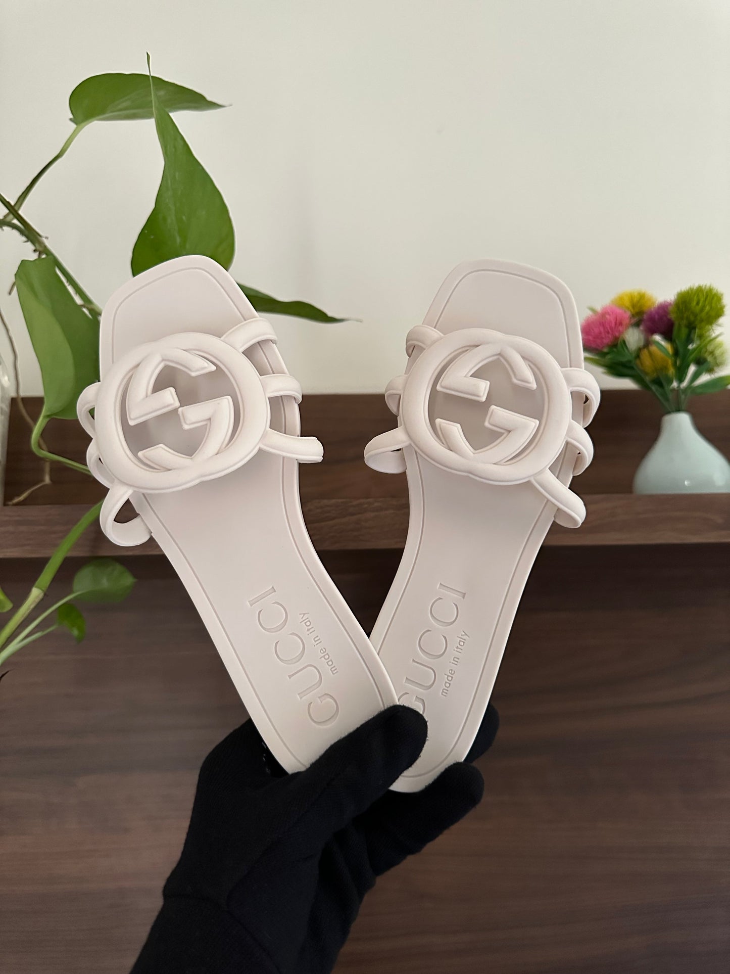fmaous brand slide white/beige