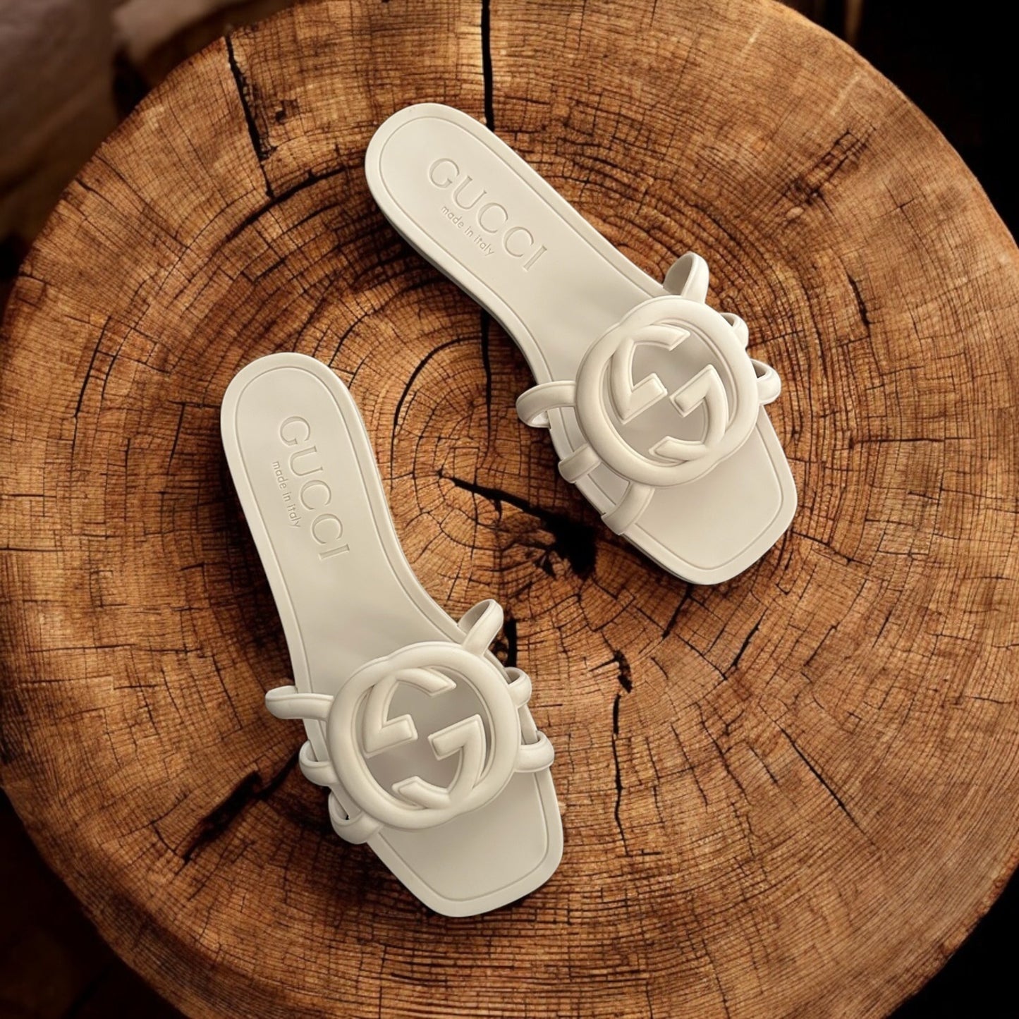 fmaous brand slide white/beige