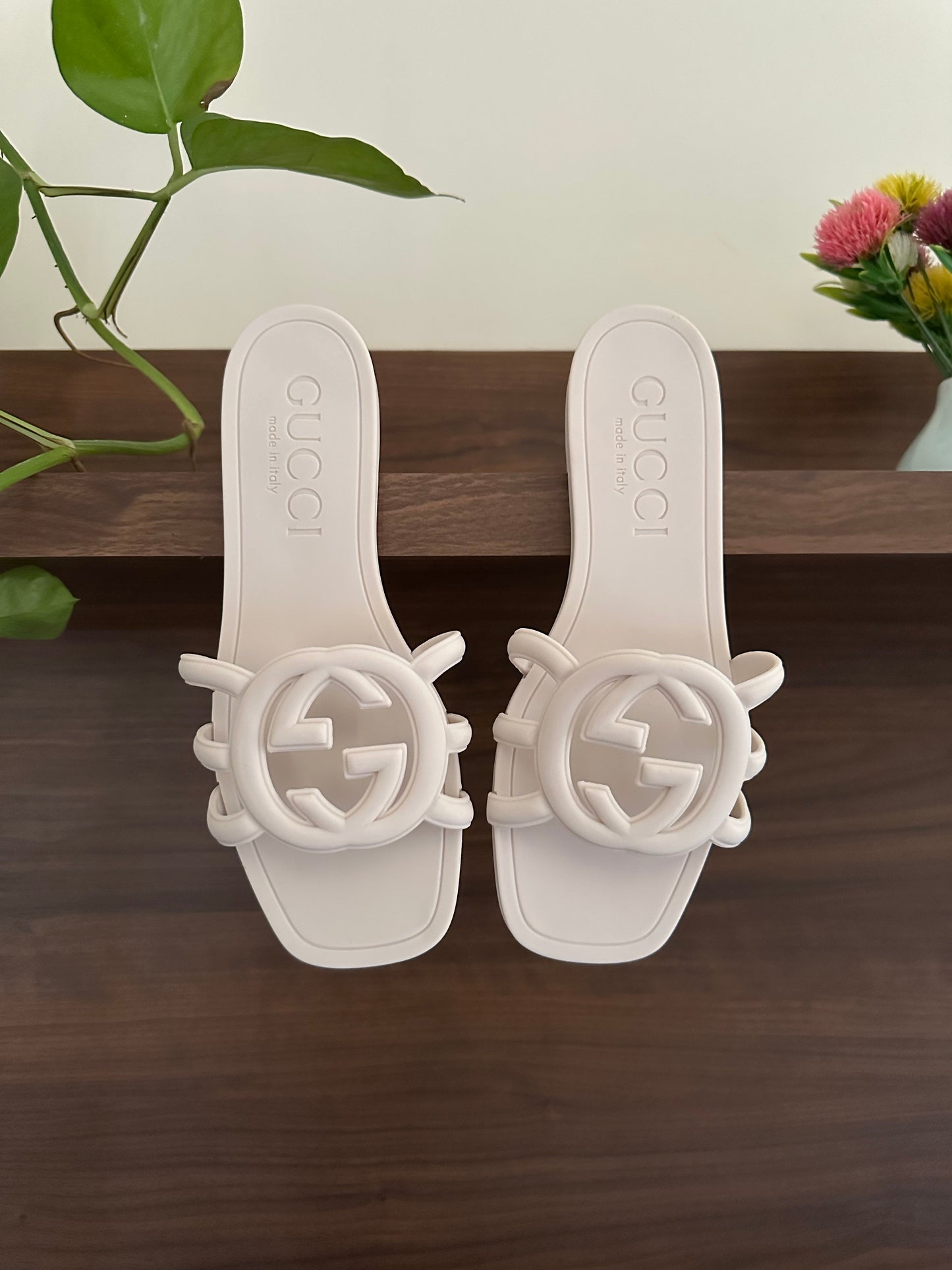 fmaous brand slide white/beige