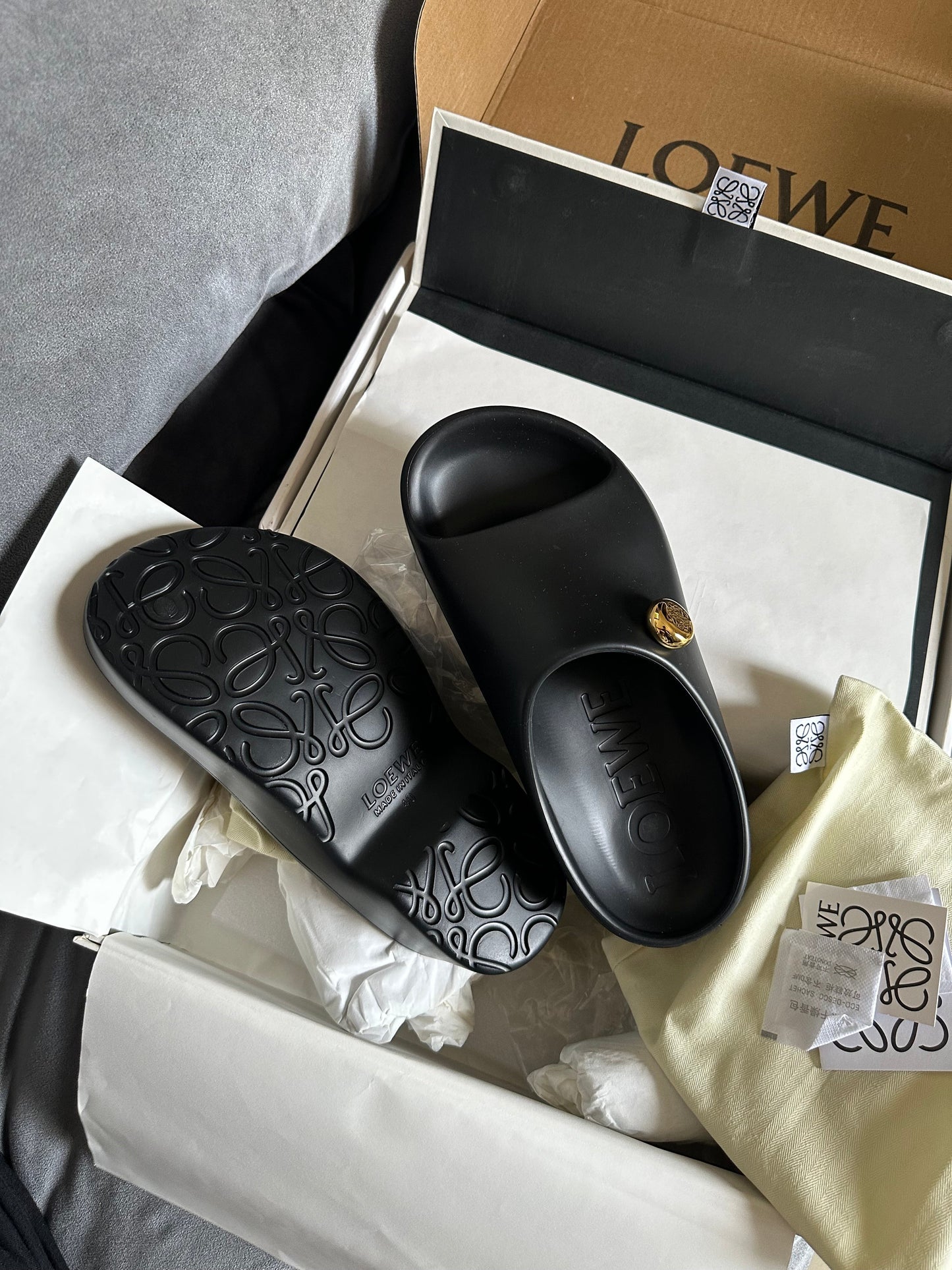 Loewe foam slide