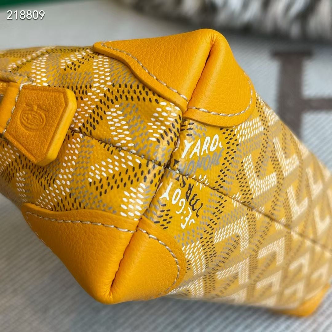 Vendome Pouch

Mini shell-shaped bag