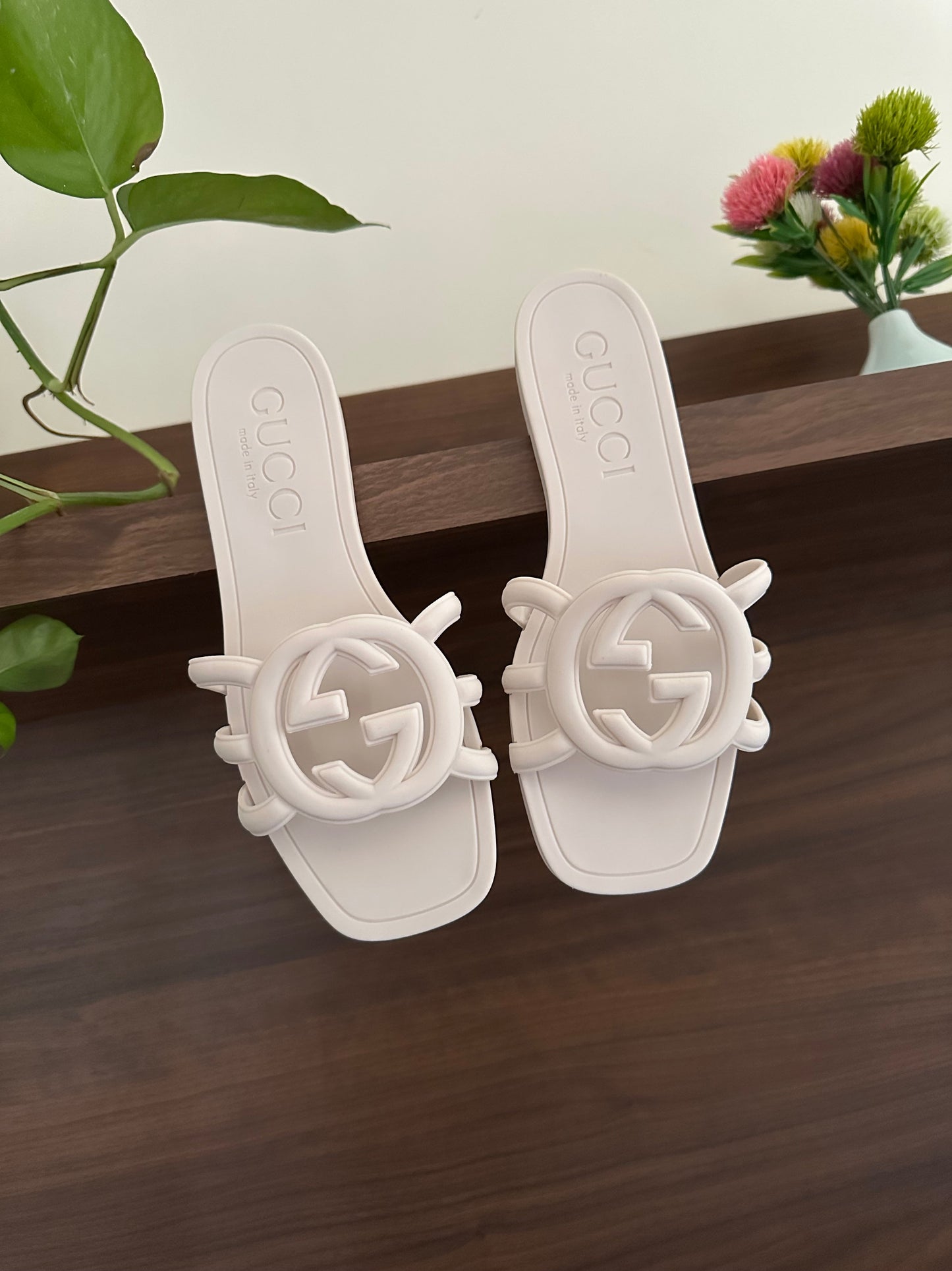 fmaous brand slide white/beige