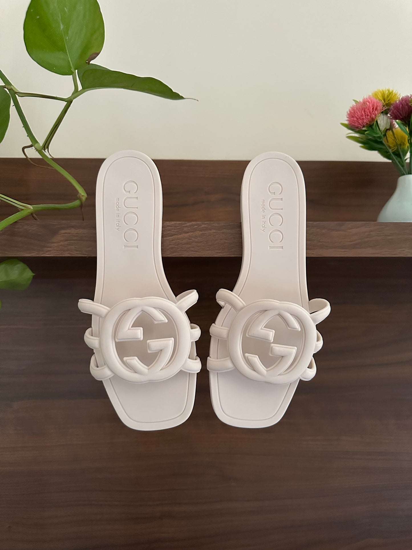 fmaous brand slide white/beige
